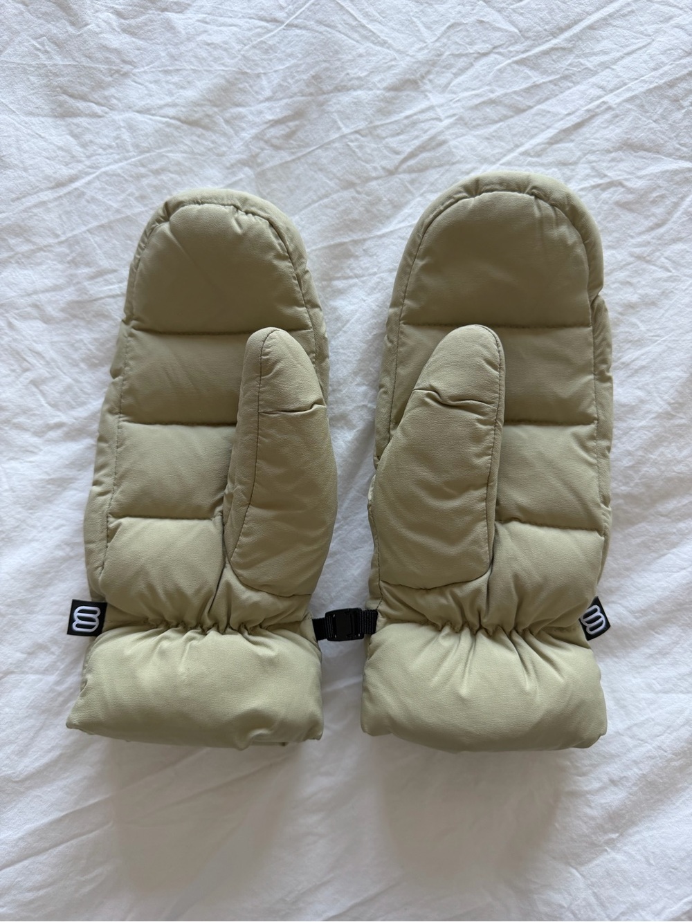 Aritzia Superpuff Fleece Mittens